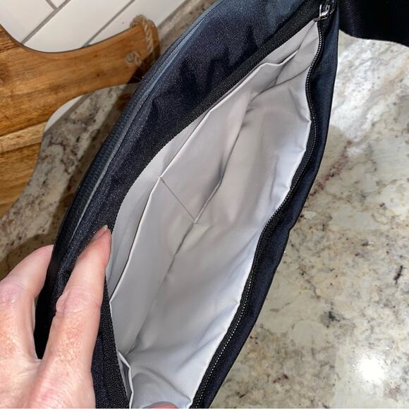 Orbitkey $89 Urban Sling Black Unisex Crossbody Travel Bag (4L) EUC - Picture 5 of 16